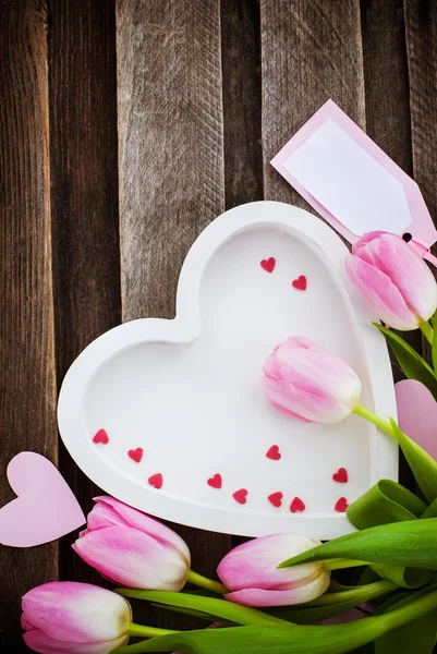 Różowe tulipany i serca — Zdjęcie stockowe