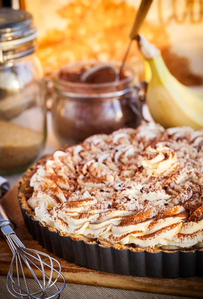 Banoffee pie med vispad grädde och choklad — Stockfoto