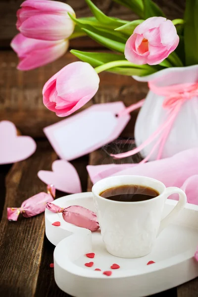 Káva, srdce a tulipány — Stock fotografie