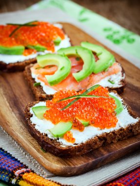 Meze kırmızı havyar, avokado, somon ve creamcheese