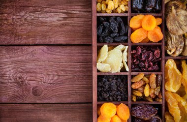 Ahşap kutusunda karışık Kuruyemiş