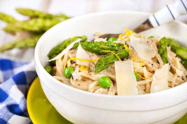 Pasta med sparris och gröna ärtor — Stockfoto