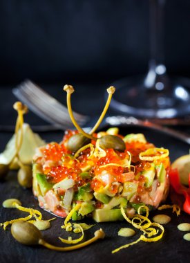 Kırmızı havyar, somon ve avokado tartar
