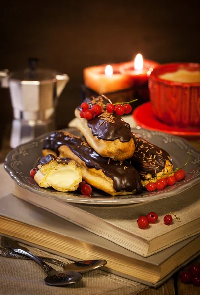 Des éclairs de chocolat et une tasse de café — Photo