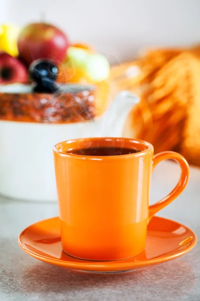 黒茶のカラフルなオレンジ カップ — ストック写真