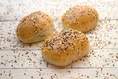 Beyaz tahtalarda taze kinoa ruloları