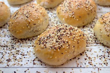 Beyaz tahtalarda taze kinoa ruloları