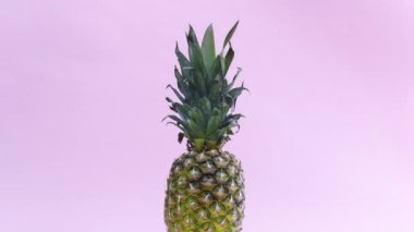 Pastel pembe temada dönen ananas