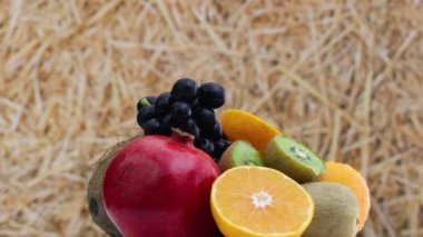 Taze olgun meyvelerin saman temalı hızlı ve yavaşça dönüşümü