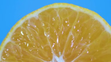 Mavi temalı yarı dilimlenmiş portakallı Macro.