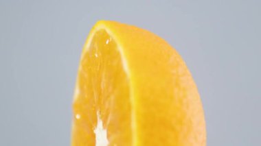 Gümüş temalı yarı dilimlenmiş portakallı Macro.