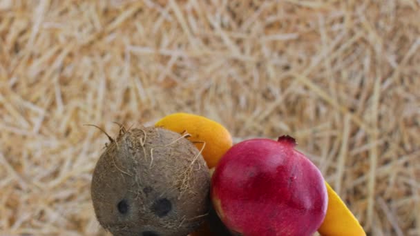 Rotierende Frische Reife Früchte Zum Thema Stroh — Stockvideo