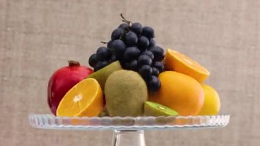 Hızlı dönüyor ve yavaşlıyor cam kristal kasede taze meyveler var.