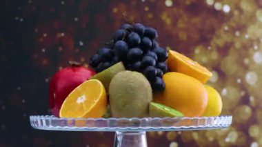 Hızlı dönüyor ve yavaşlıyor cam kristal kasede taze meyveler var.