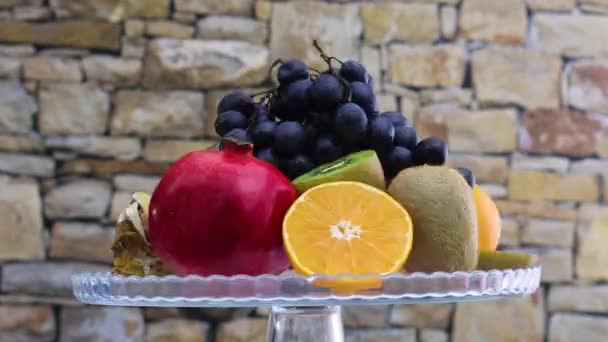 Rotazione Veloce Rallentare Vari Tipi Frutta Fresca Matura Ciotola Cristallo — Video Stock