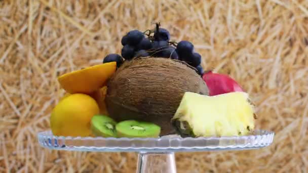 Schnelle Rotation Und Verlangsamung Verschiedener Arten Frischer Reifer Früchte Auf — Stockvideo
