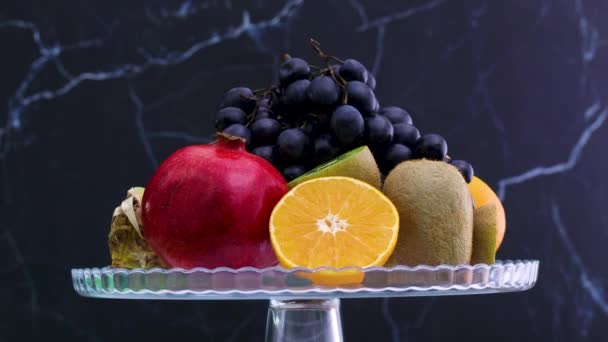 在玻璃水晶碗上慢慢地旋转着各种新鲜成熟的水果 — 图库视频影像
