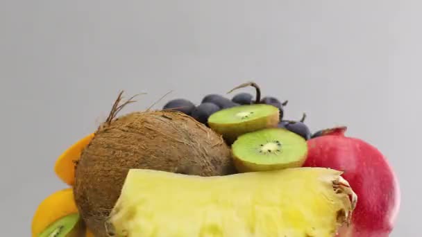 新鮮で熟した果物の様々な種類の高速かつ遅い回転グループ — ストック動画