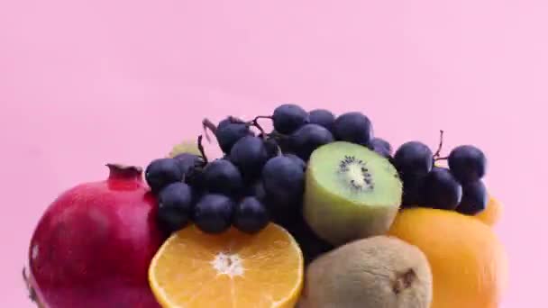 Snel Langzaam Roterende Groep Van Verschillende Soorten Vers Rijp Fruit — Stockvideo