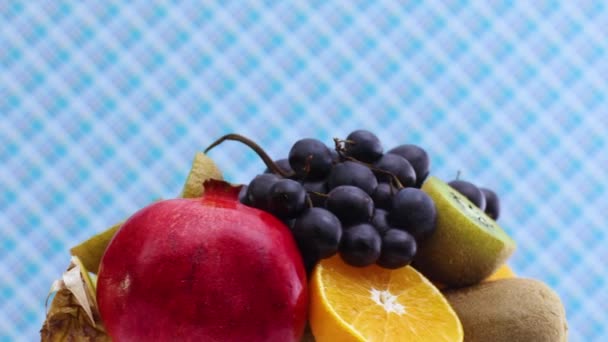 様々な種類の新鮮で熟した果物のゆっくりと回転するグループ — ストック動画