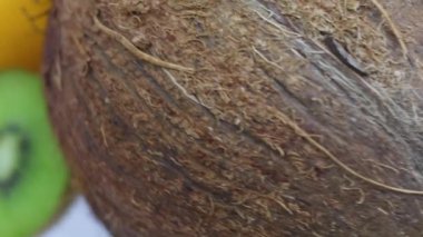 Taze olgun meyveler yavaşça dönüyor. Makroyu kapat 