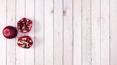 Ahşap temada nar, portakal, balkabağı, limon ve hindistan cevizi görünür. Hareketi durdur 