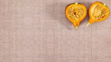 Dilimlenmiş meyveler mutfak masasının sağ tarafında görünür. Hareketi durdur 