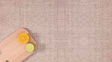 Dilimlenmiş tropik ve turunçgil meyveleri sol tarafta kesme tahtasıyla görünür. Hareketi durdur 