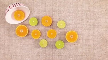 Dilimlenmiş turunçgil ve limonlar beyaz kasenin yanına taşınır. Hareketi durdur 