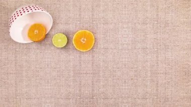 Portakal dilimleri ve limonlar beyaz kaseden çıkar. Hareketi durdur 