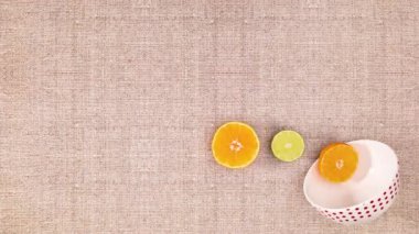 Portakal dilimleri ve limonlar beyaz kaseden çıkar. Hareketi durdur 