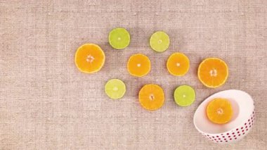 Beyaz kase ve hareket eden portakal ve limon dilimleri. Hareketi durdur 
