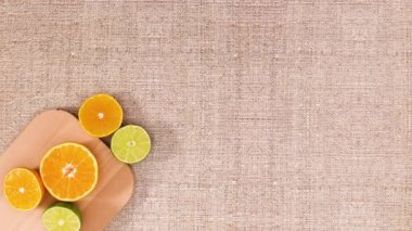 Sol tarafta portakal, limon, hindistan cevizi, balkabağı ve nar dilimleri ile kesme tahtası görünür. Hareketi durdur 