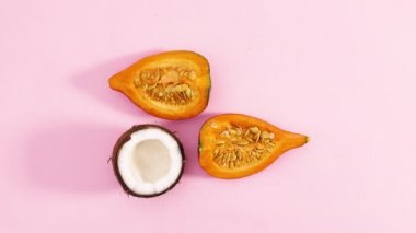 Pembe temada balkabağı, hindistan cevizi, nar, limon ve portakal dilimleri görünür. Hareketi durdur 