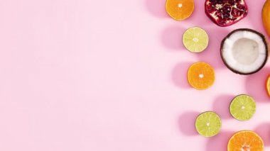 Taze olgun meyveler pastel pembe temanın sağ tarafında görünür. Hareketi durdur 