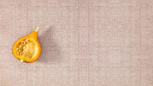 カボチャとココナッツの2つのスライス ザクロ オレンジ ライムが表示されます 動くな — ストック動画