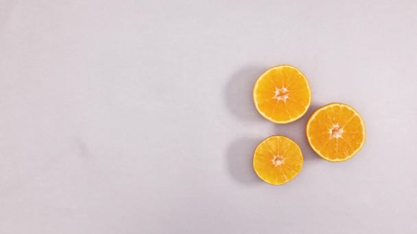 Frische Orangen Und Limettenscheiben Erscheinen Auf Silberfarbenem Grund Stop Motion — Stockvideo