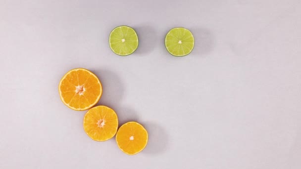 Шматочки Апельсинів Липи Роблять Смайлик Зупинити Рух — стокове відео