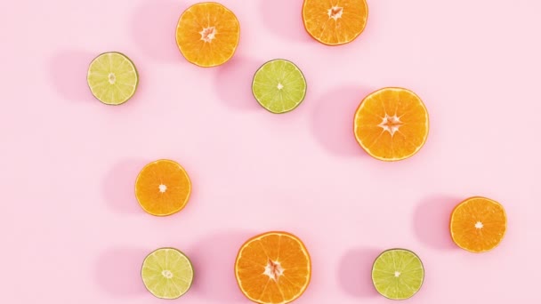 Slices Sinaasappels Limoenen Komen Van Alle Kanten Van Roze Thema — Stockvideo