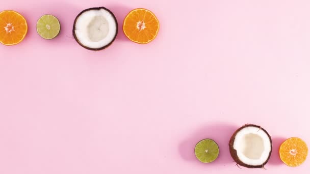 新鮮な果物のスライスがパステルピンクのテーマの上と下に表示されます 動くな — ストック動画