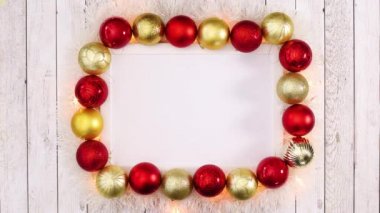Çerçevenin etrafındaki kırmızı Noel süslemeleri yazı içindir. Mutlu Noel Durma Hareketi 