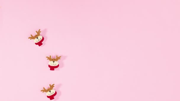可爱的红色和金色圣诞装饰与球 星星和驯鹿出现在粉红的主题上 停止运动 — 图库视频影像