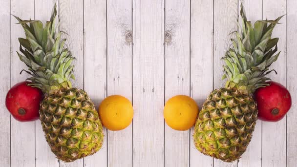 Links Und Rechts Erscheinen Ananas Orangen Granatapfel Und Kiwi Stop — Stockvideo