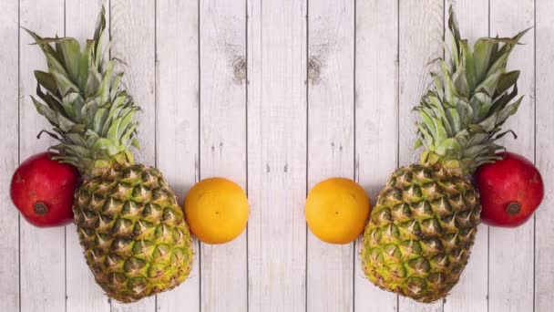 Ananas Arance Melograno Kiwi Compaiono Sul Lato Sinistro Destro Ferma — Video Stock