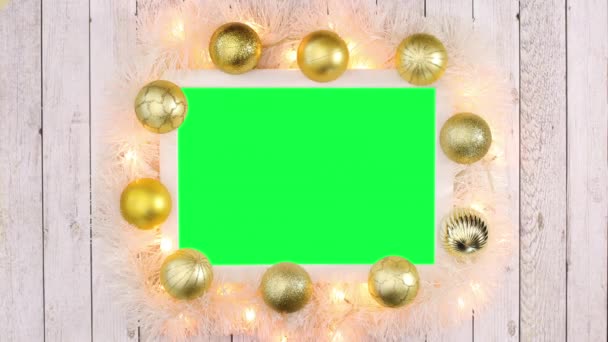 Zlatý Vánoční Rám Zlatými Koulemi Blikajícími Světly Zelenou Obrazovkou Zastavit — Stock video
