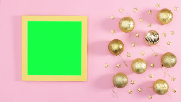 Різдвяна Рамка Зеленим Екраном Золотими Прикрасами Пастельно Рожевій Тематиці Зупинити — стокове відео