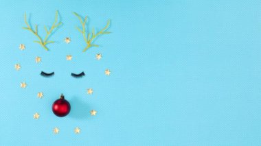 Noel geyikleri mavi temanın sol tarafında burun ve göz kirpikleriyle hareket eder. Hareketi durdur