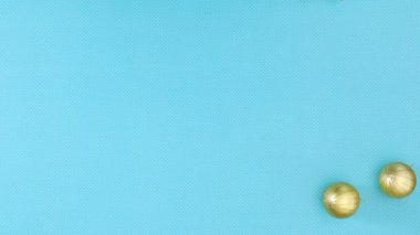 Noel altın süsleri ve kelebekler mavi temanın sağ tarafında görünür. Hareketi durdur