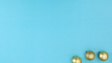 Noel altın süsleri mavi temanın altında belirir. Hareketi durdur