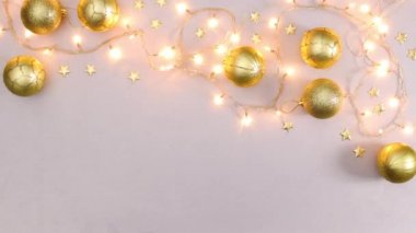 Yanıp sönen Noel ışıkları ve gümüş temalı altın Noel süsleri. Hareketi durdur